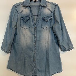 Very chic and trendy Denim shirt, perfect for fall